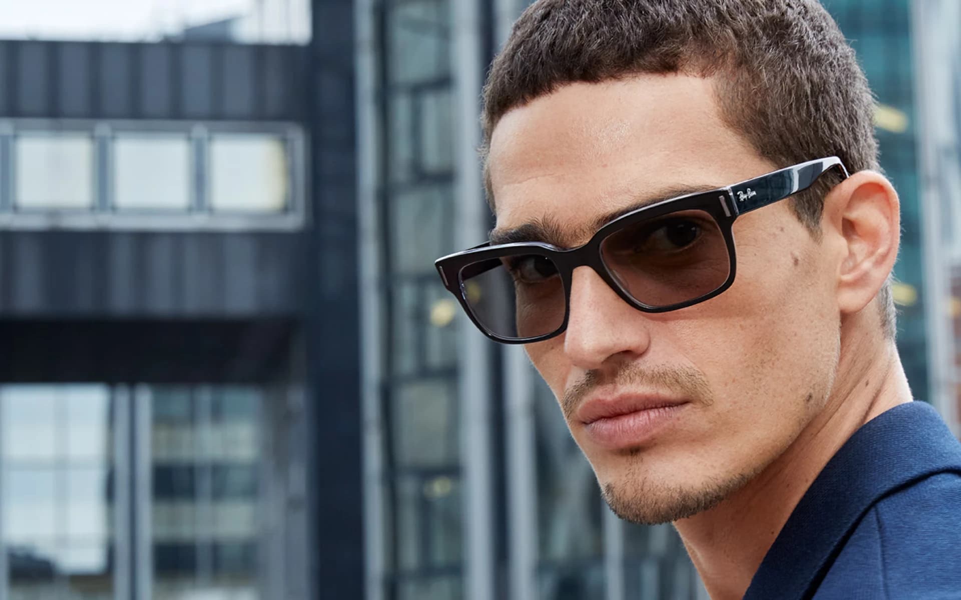 Мужчина в очках с затемнёнными линзами Transitions XTRActive Polarized